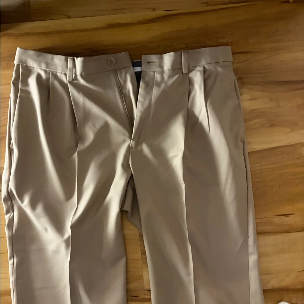 Haggar Men's Classic Khaki Dress Pants. 36x29 great condition - Picture 3 of 5